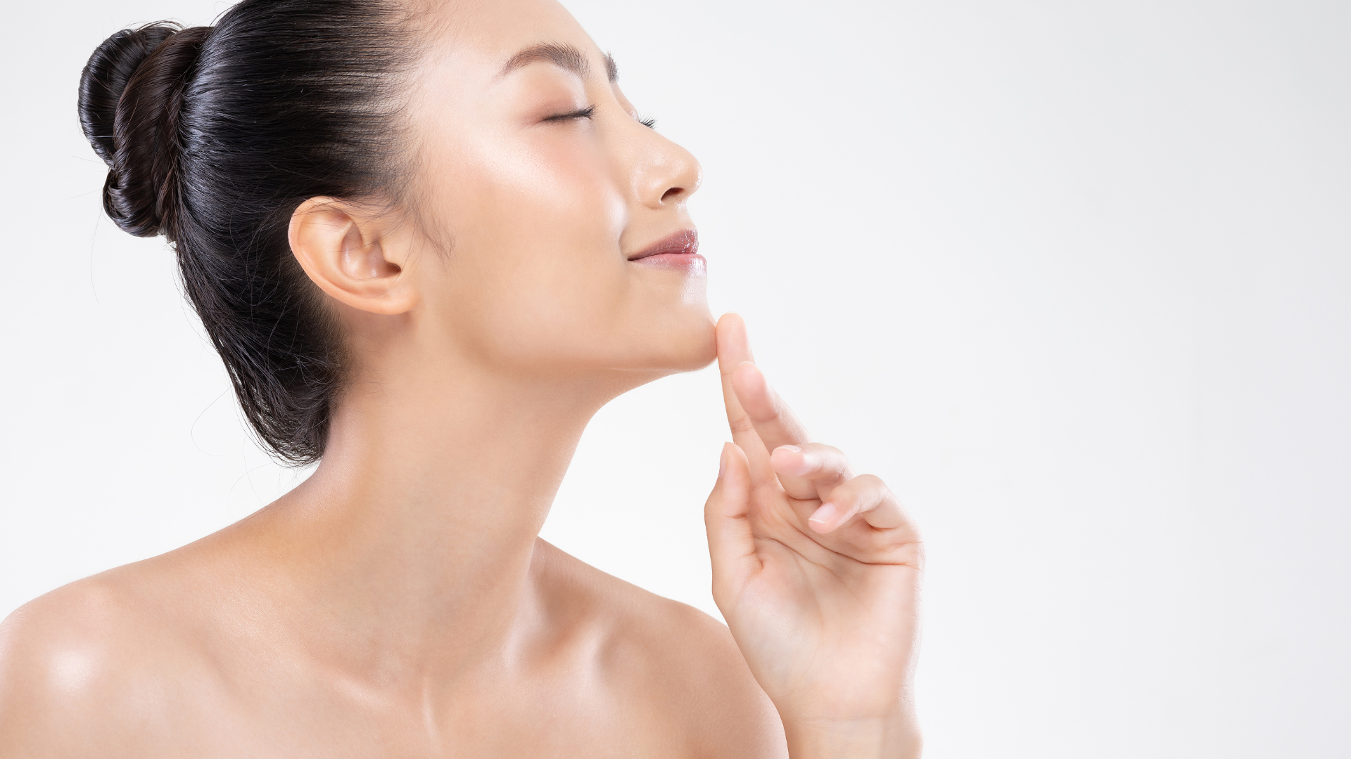 A woman enyoing facial services | Physician's Institute